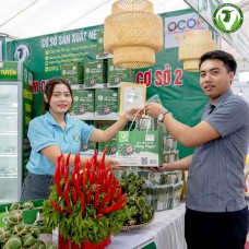 Du khách tham quan trải nghiệm nem Thắng Tuyến