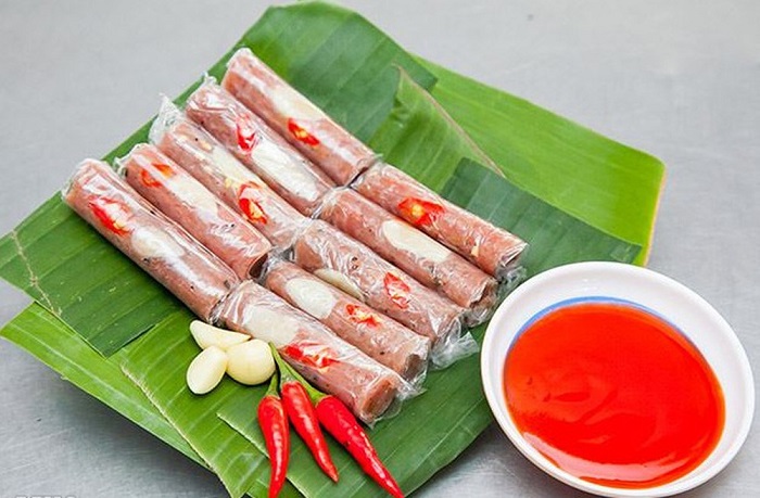 Cận cảnh thớ thịt hồng tự nhiên điểm tỏi ớt tươi
